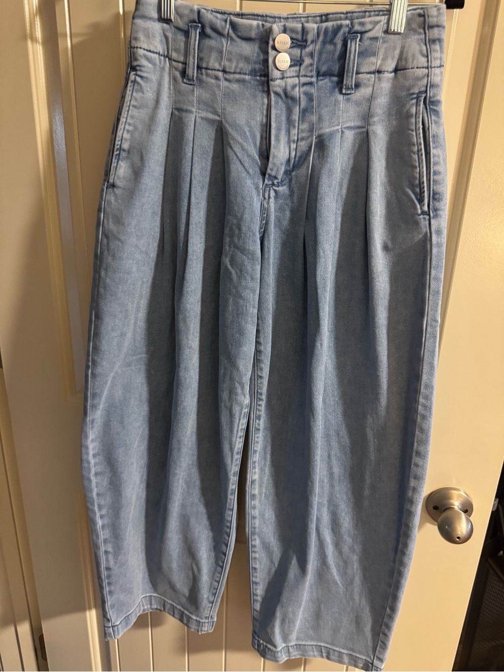 Relaxed Pleated barrel Women's Jeans in Light Blue
